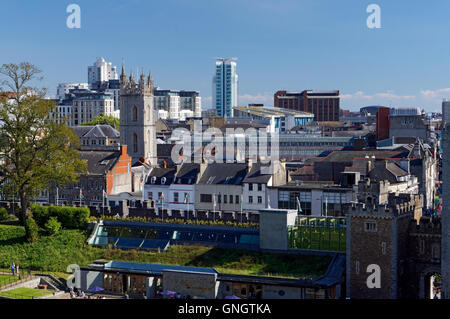 Vista del centro di Cardiff dal castello tenere, Cardiff, Galles, UK. Foto Stock