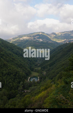 Vista di allevamento di trote ad Accumoli in Lazio Italia Foto Stock