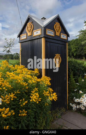 AA casella Telefono in Aysgarth North Yorkshire conosciuto anche come garitta. Questa è la casella AA 442 sulla A684 nei pressi di West Burton nel North Yorkshire. Foto Stock