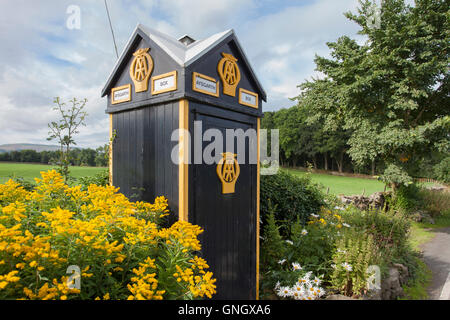 AA casella Telefono in Aysgarth North Yorkshire conosciuto anche come garitta. Questa è la casella AA 442 sulla A684 nei pressi di West Burton nel North Yorkshire. Foto Stock