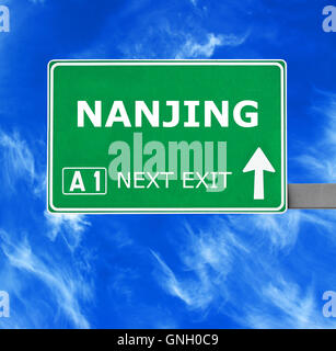 NANJING road sign contro il cielo blu chiaro Foto Stock