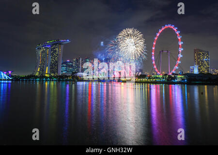 Capodanno fuochi d'artificio su skyline della città, Marina Bay, Singapore Foto Stock