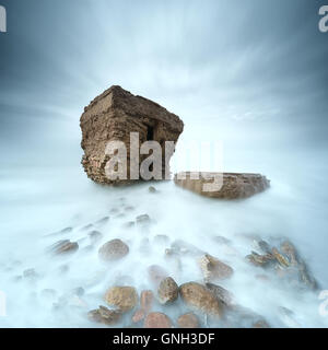 Formazioni rocciose costiere nel mare, Liepaja, Lettonia Foto Stock