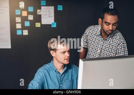 Collaborare a un nuovo progetto Foto Stock