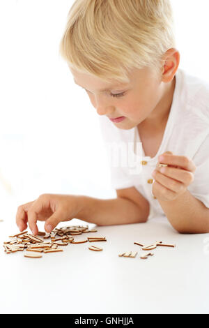 Imparare a scrivere. Il bambino mette parole con le lettere. Foto Stock