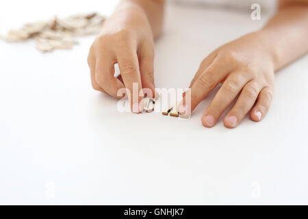 Imparare a scrivere. Il bambino mette parole con le lettere. Foto Stock