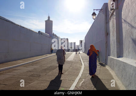Americani e le donne marocchine camminare per la strada in Alsirah, Marocco Foto Stock