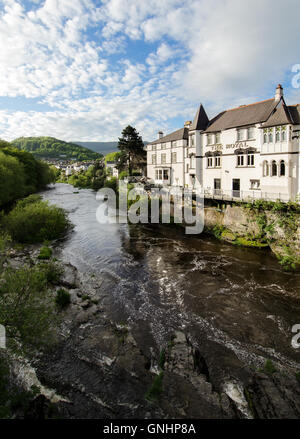 Th Royal Hotel Llangollen sulle rive del fiume Dee in Galles Foto Stock