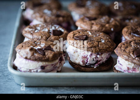 Arrosto di cherry ice cream sandwich salate con doppio cioccolato biscotti di farina di grano saraceno (gluten-free) Foto Stock