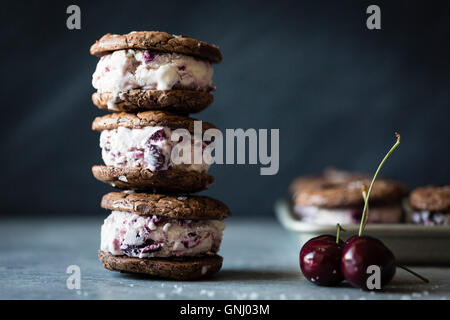 Arrosto di cherry ice cream sandwich salate con doppio cioccolato biscotti di farina di grano saraceno (gluten-free) Foto Stock