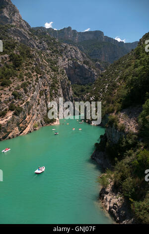 Gorges du Verdon (Gole del Verdon) vicino a Lac de Sainte-Croix nel sud della Francia. Le persone aventi il divertimento sulla barca, kayak e canoe Foto Stock