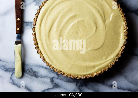 Non cuocere il limone berry tart, vegan e senza glutine Foto Stock