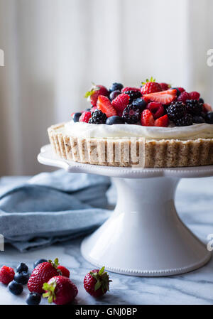 Limone No-Bake Berry Crema di Cocco crostata con frutti di bosco freschi (vegane, senza glutine, zucchero raffinato-free) Foto Stock