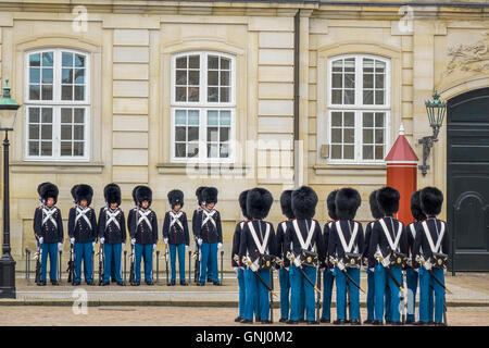 I soldati a Parade Copenhagen DANIMARCA Foto Stock