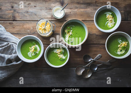 Zucchine zuppa di basilico con la crème fraîche e decapati corn Foto Stock