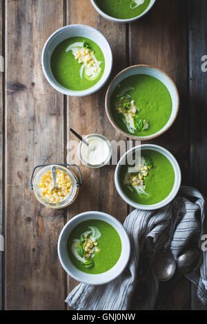 Zucchine zuppa di basilico con la crème fraîche e decapati corn Foto Stock