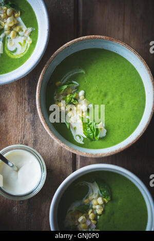 Zucchine zuppa di basilico con la crème fraîche e decapati corn Foto Stock