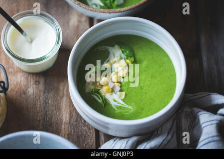 Zucchine zuppa di basilico con la crème fraîche e decapati corn Foto Stock