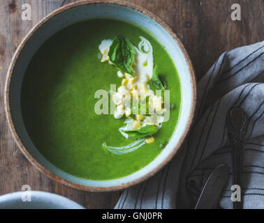 Zucchine zuppa di basilico con la crème fraîche e decapati corn Foto Stock