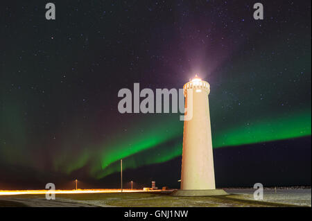 Aurora sopra il faro sulla Gardskagi, Keflavik, Islanda Foto Stock