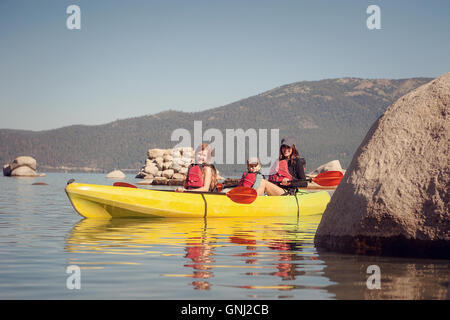 Madre kayak con figlio e figlia, Lake Tahoe, California, Stati Uniti Foto Stock