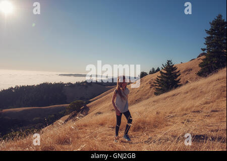 Girl trekking in montagna, Monte Tamalpais, California, Stati Uniti Foto Stock