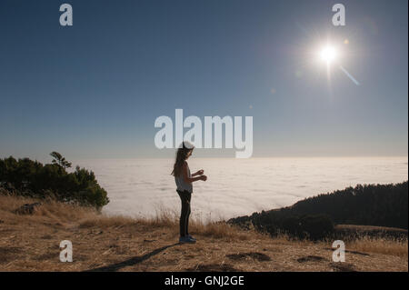 Ragazza che guarda la vista, Mount Tamalpais, California, Stati Uniti Foto Stock