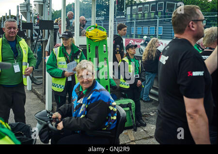 St John Ambulance volontari al Manx Festival di Motorcyling 2016 Foto Stock