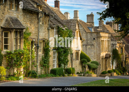 La mattina presto su collegato cottages in Burford, il Costwolds, Oxfordshire, Inghilterra Foto Stock