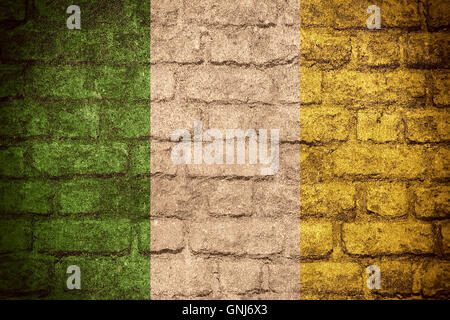 Bandiera dell'Irlanda o banner irlandese sulla texture di mattoni Foto Stock