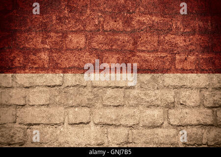Bandiera di Indonesia o indonesiano banner sulla texture di mattoni Foto Stock