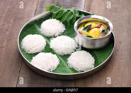 Idiyappam (tramogge stringa) con uovo al curry, sud indiana e dello Sri Lanka cucina Foto Stock