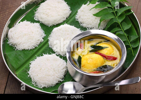 Idiyappam (tramogge stringa) con uovo al curry, sud indiana e dello Sri Lanka cucina Foto Stock