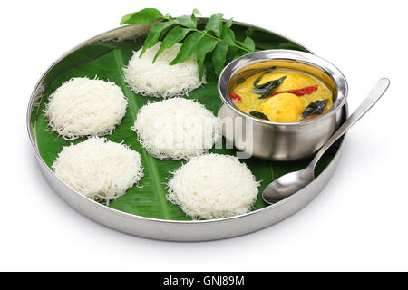 Idiyappam (tramogge stringa) con uovo al curry, sud indiana e dello Sri Lanka cucina isolati su sfondo bianco Foto Stock