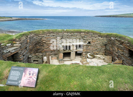 Skara Brae, una pietra-costruito villaggio neolitico situato sulla baia di Skaill sulla costa occidentale delle isole di Orkney in Scozia. Foto Stock