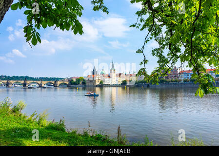 Vista dal parco su Shooters Island (Střelecký Ostrov) Praga Repubblica Ceca Europa Foto Stock