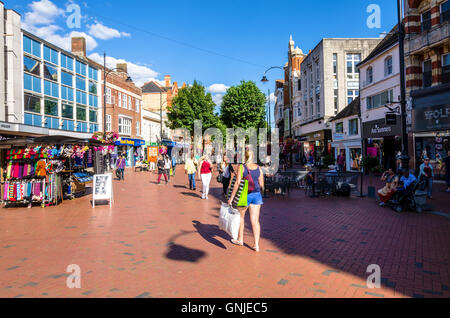 Broad Street in lettura è la principale strada dello shopping nel centro città. Foto Stock
