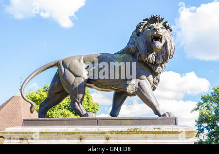 Il Maiwand Lion sorge nel centro di Forbury Gardens in Reading, Berkshire. Foto Stock