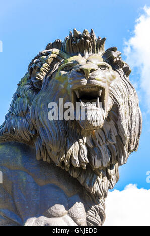 Il Maiwand Lion sorge nel centro di Forbury Gardens in Reading, Berkshire. Foto Stock