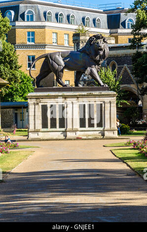 Il Maiwand Lion sorge nel centro di Forbury Gardens in Reading, Berkshire. Foto Stock