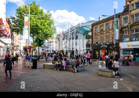 Una vista di Broad Street in Reading, Berkshire che include un ingresso nell'Oracle Shopping Mall. Foto Stock