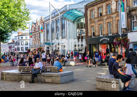 Una vista di Broad Street in Reading, Berkshire che include un ingresso nell'Oracle Shopping Mall. Foto Stock