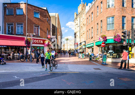 Rivale di negozi di caffè di fronte all'altra in King Street in Reading, Berkshire. Foto Stock