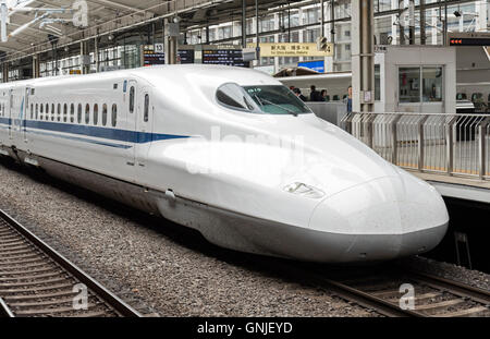 Il treno superveloce Shinkansen arrivando a Kyoto stazione ferroviaria, Giappone Foto Stock