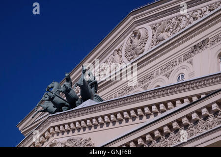 Vista esterna del Teatro Bolshoi progettato dall architetto Giuseppe Bove, nella quale la sua facciata neoclassica è raffigurato sul russo 100-rublo banconota, Centrale Mosca Russia Foto Stock