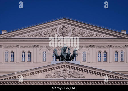 Vista esterna del Teatro Bolshoi progettato dall architetto Giuseppe Bove, nella quale la sua facciata neoclassica è raffigurato sul russo 100-rublo banconota, Centrale Mosca Russia Foto Stock