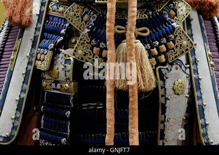 Mostra raffigurante un'armatura da petto del guerriero Samurai giapponese abbinata a guardie alle spalle, esposta presso il Museo Centrale di Storia Contemporanea della Russia a Mosca, Russia Foto Stock
