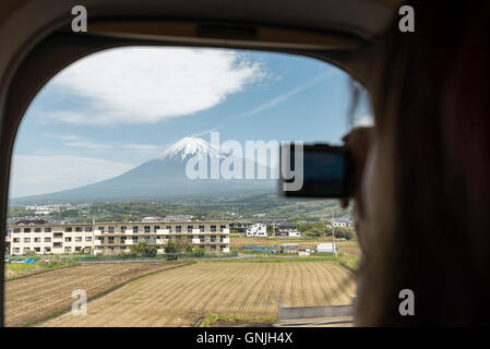 Tourist prende le immagini del monte Fuji da il treno superveloce Shinkansen, Giappone Foto Stock