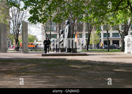 Statue di Karl Marx Friedrich Engels Berlino Germania Foto Stock