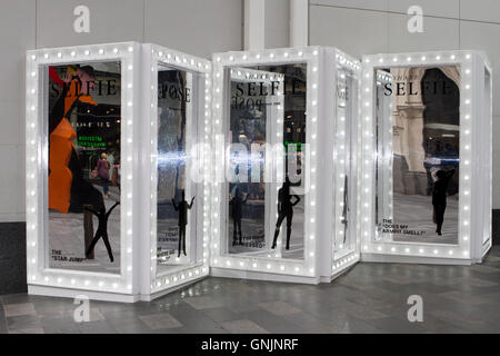 Invito a prendere un Selfie nel distorcere gli specchi, Liverpool ONE e Merseyside, Regno Unito Foto Stock